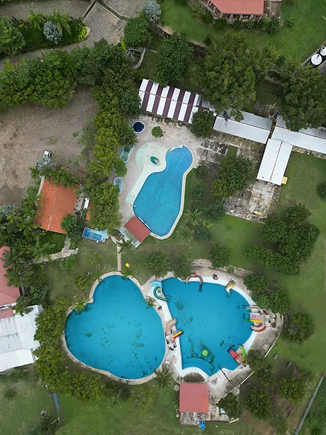 fotos dron parque acuático termal