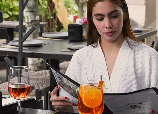 chica ordenando en restaurante