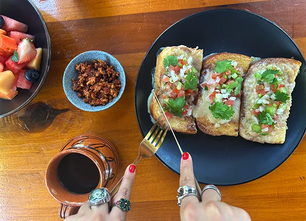 Desayuno en Las Jaras Aguas Termales con café de olla y fruta fresca